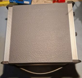Graues Gehäuse mit Aluminiumprofilen