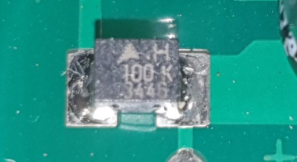 Makroaufnahme eines SMD-Bauteils auf Leiterplatte