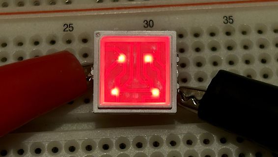 Leuchtende LED-Matrix auf Breadboard mit Krokodilklemmen