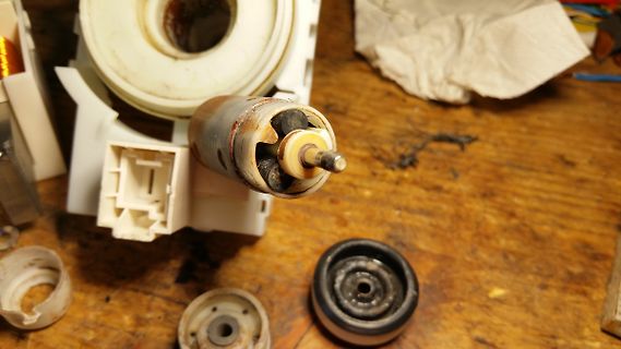 Zerlegte mechanische Bauteile auf Werkstattuntergrund
