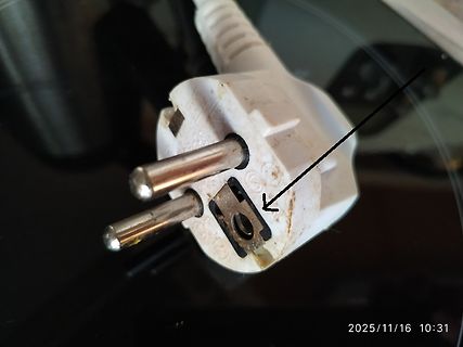 Nahaufnahme eines Schuko-Netzsteckers mit Erdungskontakt