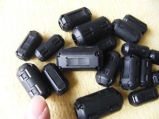 Schwarze Kunststoffgehäuse von Bauteilen
