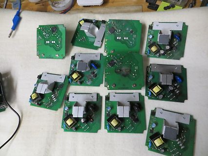 Mehrere grüne Leiterplatten mit Netzteilschaltungen