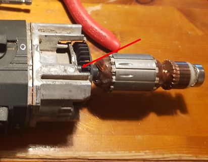 Elektromotor mit Rotor und Gehäuse