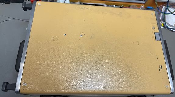 Unterseite eines beige gefärbten Gerätes mit Griffen