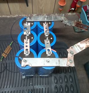 Reihe blauer Elektrolytkondensatoren mit Metallbrücken