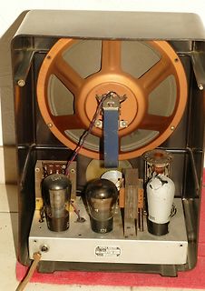 Innenansicht eines Röhrenradios mit Lautsprecher und Elektronenröhren