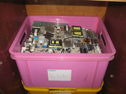 Leiterplatte in rosa Kunststoffbox