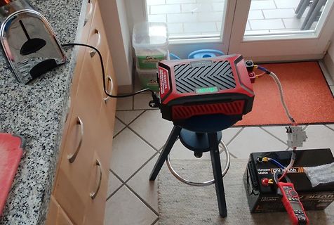 Laboraufbau mit Labornetzteil, Multimeter und Batterie