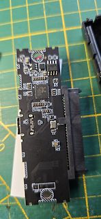 Leiterplatte mit integriertem Mikrocontroller und Steckverbindern
