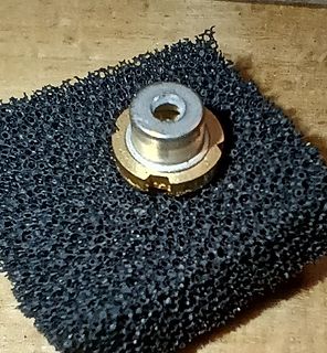 Metallisches Bauteil auf schwarzem Schaumstoff