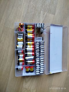 Sortiment an Batterien in einer Kunststoffbox