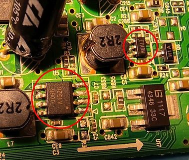 Nahaufnahme einer Leiterplatte mit elektronischen Bauteilen