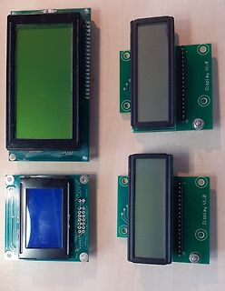 Vier LCD-Display-Module auf Leiterplatten