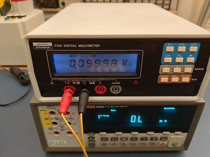 Zwei digitale Multimeter übereinander gestapelt