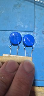 Zwei blaue Keramikkondensatoren auf blauem Untergrund