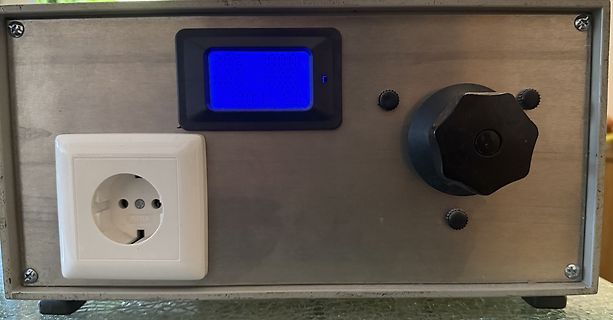 Gehäuse eines Netzteils mit Display und Drehregler