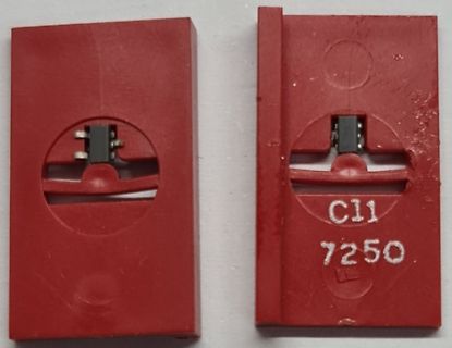 Zwei rote Kunststoffgehäuse mit Bauteilöffnung