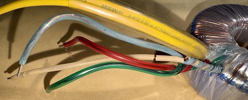 Bunte Kabel und Isolierung