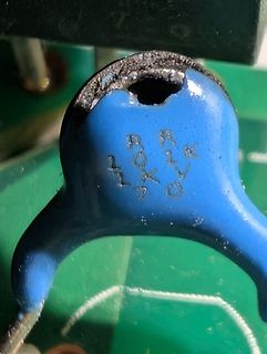 Defektes blaues Bauteil auf Leiterplatte