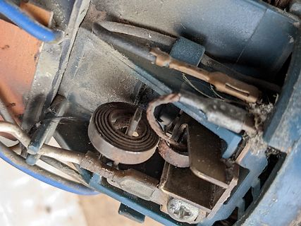 Nahaufnahme von mechanischen Bauteilen und Kabeln