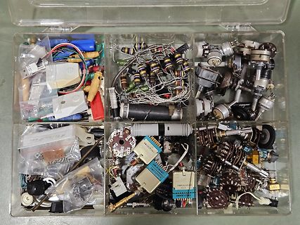 Sortiment an elektronischen Bauteilen in einer Kunststoffbox