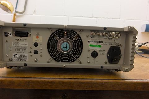 Rückseite eines elektronischen Messgeräts mit Lüfter und Anschlüssen
