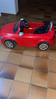 Rotes Elektro-Spielzeugauto