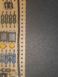 Ausschnitt einer Lochrasterplatine mit elektronischen Bauteilen