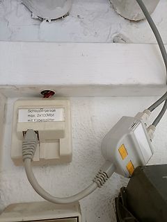 Steckdose mit Aufkleber und Netzwerkverkabelung