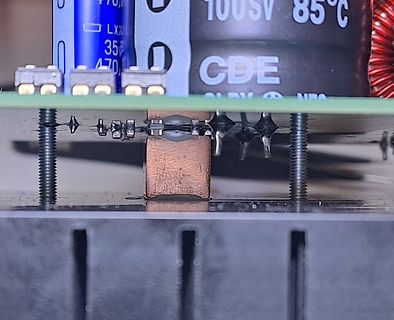 Nahaufnahme von Elektrolytkondensatoren auf einer Leiterplatte