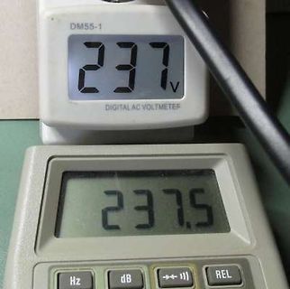 Zwei digitale Voltmeter mit Messwert 237 V