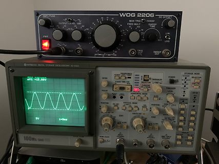 Oszilloskop und Funktionsgenerator auf einem Tisch
