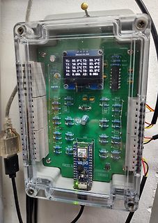 Elektronik-Projekt in transparentem Gehäuse mit Display