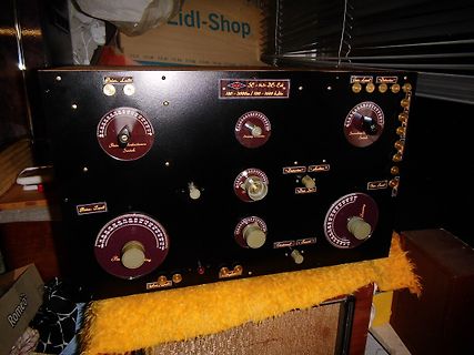 Frontplatte eines elektronischen Testgeräts mit Drehreglern
