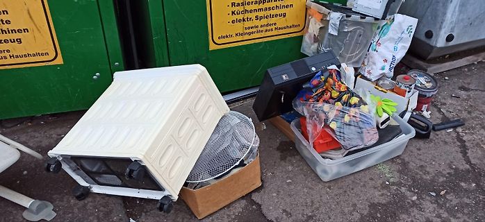 Sperrmüll mit Elektrogeräten und Kartons