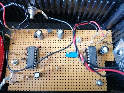 Lochrasterplatine mit integrierten Schaltkreisen und Elektrolytkondensatoren