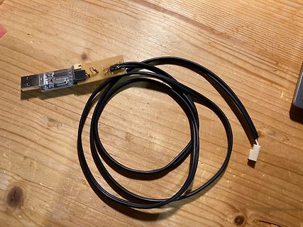 USB-Adapter mit Kabel auf Holzuntergrund