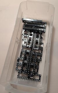 Stapel von Stiftleisten in einer Kunststoffbox