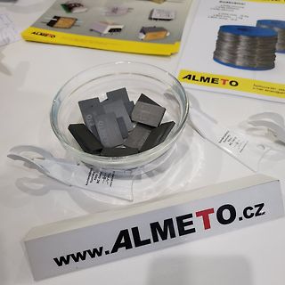 Schale mit elektronischen Bauteilen und Firmenwerbung
