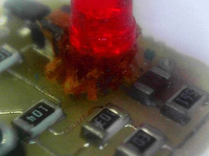 Rote LED auf Leiterplatte mit Bauteilen