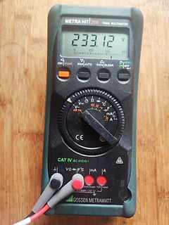 Digitalmultimeter auf Holzuntergrund