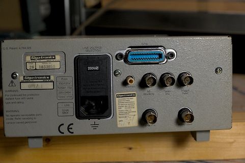 Rückseite eines Giga-Tronics Messgeräts