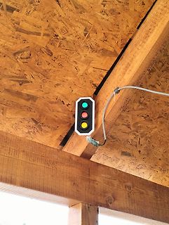 Ampelmodell mit LEDs an Holzkonstruktion
