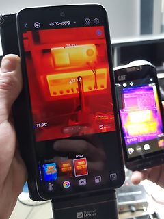 Abfotografierte Wärmebildaufnahmen auf zwei Smartphones