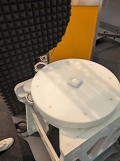 Weißer runder Aufbau auf einem Gestell
