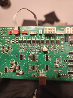 Grüne Leiterplatte mit elektronischen Bauteilen