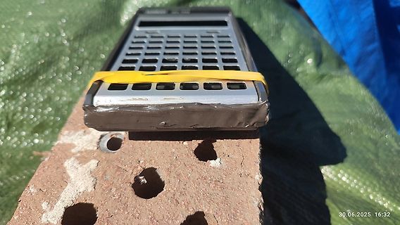 Ein elektronisches Gerät auf einem Ziegelstein