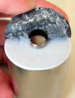 Magnet an Batterie haftet mit Metallspänen