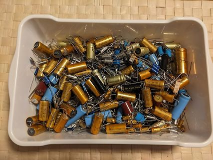 Diverse Elektrolytkondensatoren in einer Schale
